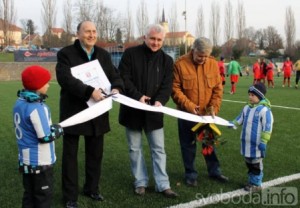 Starosta Čáslavi Jaromír Strnad slavnostně otevřel hřiště s umělou trávou